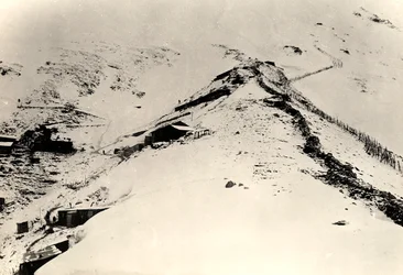 第一次世界大戦中のモンテ ネロの斜面にある塹壕とフェンス (白黒写真)