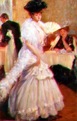 レストランで扇風機を持つ女性