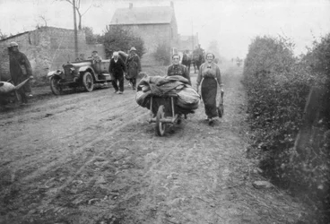 1918年に女性がフランスの村に戻るのを手伝ったイギリスの兵士