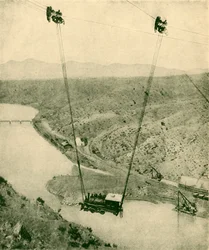 1930年、ニューメキシコ州リオグランデ川の峡谷を横切って揺れ動く請負業者のエンジン。