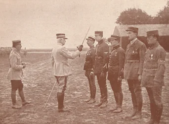 飛行士に装飾を与えるフランスの一般、c1918 1919