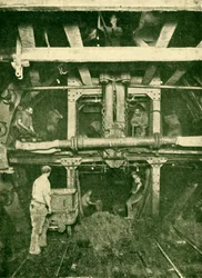 グレートヘッドシールド：チューブトンネルの掘削、1930年。