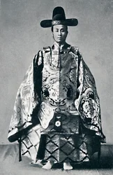 1902年に古代のドレスを着た高貴な日本の法廷