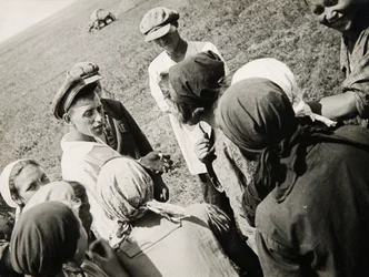 休憩を取るコルホーズ旅団、ソ連、1931