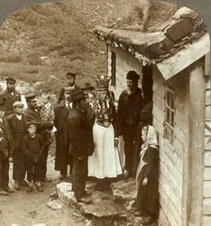 ノルウェー、ブリグスダルの家のドアにゲストと両親がいるノードフィヨルドの新郎新婦、c1905。