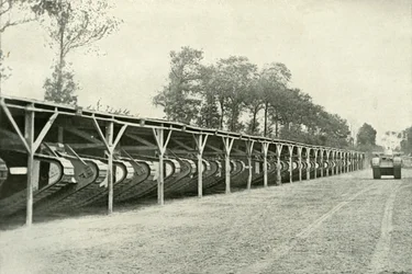 1919年の最前線のすぐ後ろにあるイギリス戦車の公園。