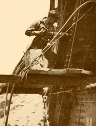 シドニーハーバーブリッジで動作中のリベット打ちハンマー、c1930。