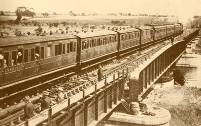 橋を渡る列車、c1930。