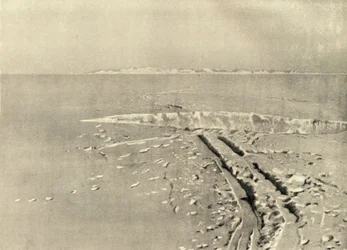 水平面上の典型的なクレバス、c1908、1909。