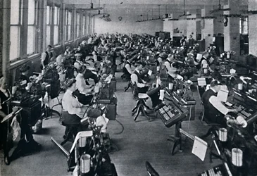 1916年に世界で最大の作曲機のバッテリーの概観