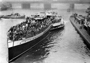 1926年から1927年にロンドンのマーゲートに向かうパドルスチーマーに乗っていた銀行の休日の群衆
