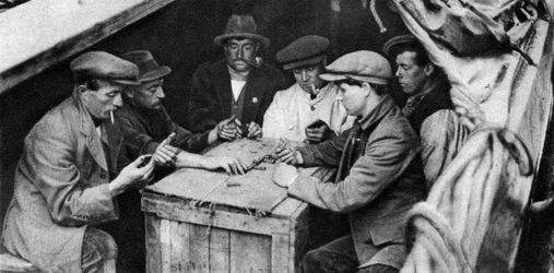 はしけと彼の仲間は運河ボートのホールド、1926年-1927年にドミノをします