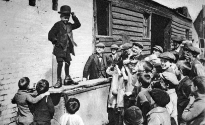 1926〜1927年、ロンドンの東端にある新進のチャーリーチャップリンの崇拝者