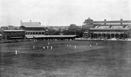 1912年ロンドンのローズクリケット競技場でクリケットの試合が進行中