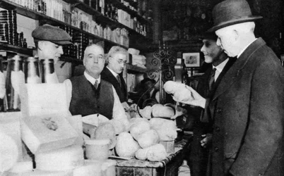 1926-1927年にロンドンのハギスを顧客が検査