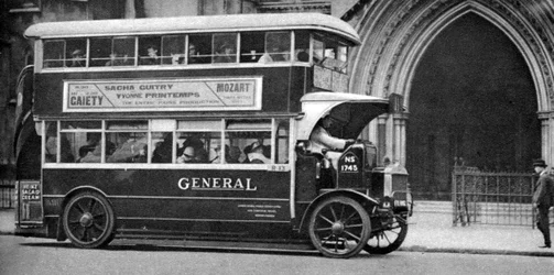 1926-1927年にロンドンの法廷の外に立っている2階建てバス