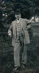 スーツと山高帽c1910を身に着けている紳士