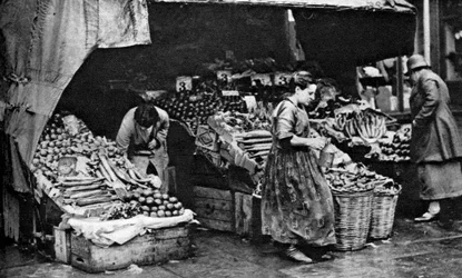 ロンドンの商業道路の八百屋、1926-1927