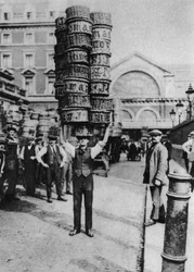 1926〜1927年にロンドンのコヴェントガーデンに頭を抱えた男