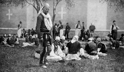 トルコのスクッタリ大聖堂の外のミルダイト登山家とその町の親族の出会い、1922