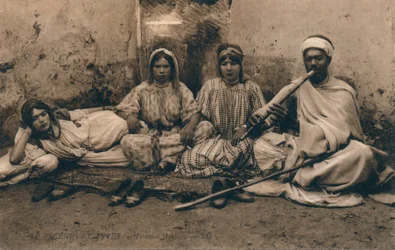 伝統的なアラブの人々を描いた写真、c1909