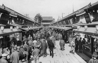 20世紀の東京・浅草に並ぶお店