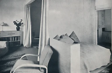 1936年、ロンドンのハムステッドにあるIsokon Lawn Road Flatsのスタジオリビングルーム