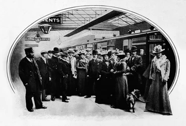 ツアーを始める劇団、ロンドン、ユーストン駅、c1900 1901