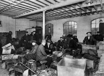 薪割り工房、ロンドン、1926-1927