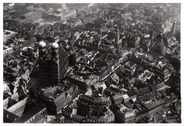 ツェッペリン、1933年1933年からのドイツ、ミュンヘンの聖母教会の航空写真