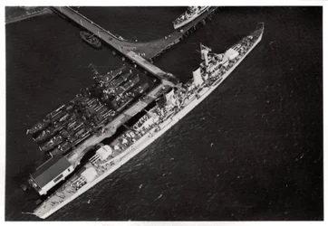 ツェッペリンからのドイツの軽巡洋艦カールスルーエの航空写真、1933年1933年