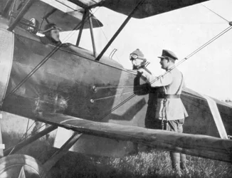 ベルギーのアルベール1世、飛行機でイゼルの路線を訪ねるc1917
