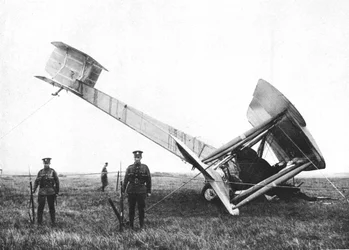 1919年の最初のノンストップの大西洋横断飛行を終えたアルコックアンドブラウンズの飛行機
