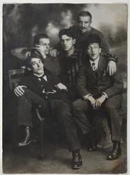 Alexey Kruchenykh、David Burlyuk、Vladimir Mayakovsky、Nikolai Burlyuk、Benedikt Livshits、1913 年。