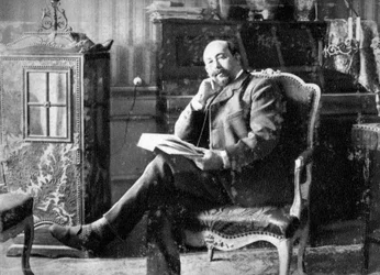 1915年フランスのジャーナリスト兼脚本家、アルフレッドカプス