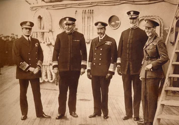 アメリカ海軍大将は王とともに浮かぶ、1918年1935年