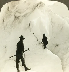 山と氷の割れ目の中で-ブリグスダル氷河の巨大なクレバス-ノルウェー、c1905。