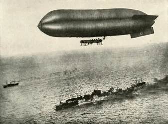 1919年に輸送船を護衛する飛行船。