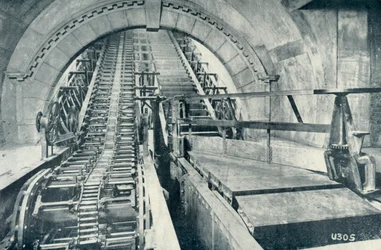 建設中のエスカレーター、1922年。