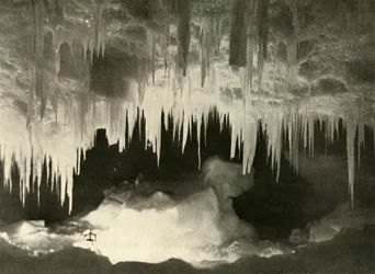 冬の氷の洞窟、c1908、1909。