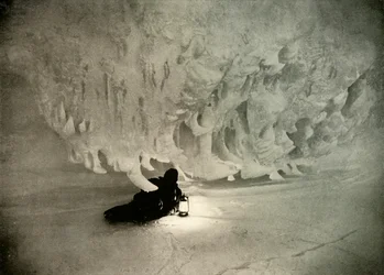 冬の氷の洞窟、c1908、1909。