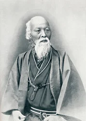 1902年、正装をした高齢の日本人医師