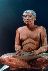 紀元前25〜24世紀の着席した書記の古代エジプト人像