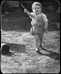 写真家Walterの息子Andrew Nurnbergが庭で棒を持っている様子（C1954年