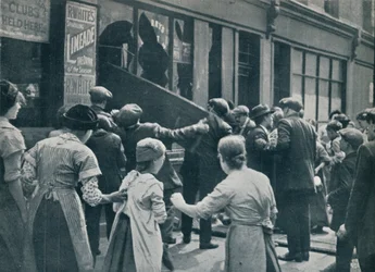 ロンドンで暴動を起こす反ドイツ人：ドイツの店の窓、c1914で割れる群衆
