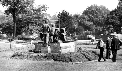 チュイルリー庭園での対空砲の位置、パリ解放、1944年8月