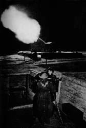 識別望遠鏡を操作するATSの対空女性、1943年