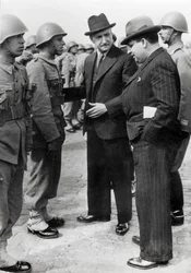 1932年から1968年までポルトガルの独裁者であったアントニオ・デ・オリヴェイラ・サラザール（1888-1970）がアゾレス諸島を訪問した際に軍隊を視察する様子（1941年4月5日）（モノクロ写真