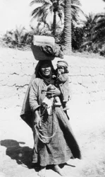 1917〜1919年のアラブの女性と子供