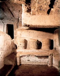 エトルリア建築：鐘の墓、紀元前7世紀。Cerveteriです。モンテ・アバトーネのネクロポリス。イタリア